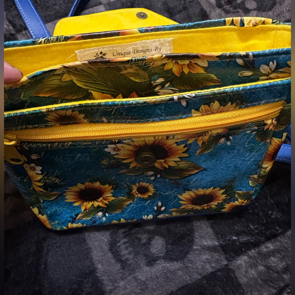 Floral Sunflower Crossbody Bag - Picture 3 of 3